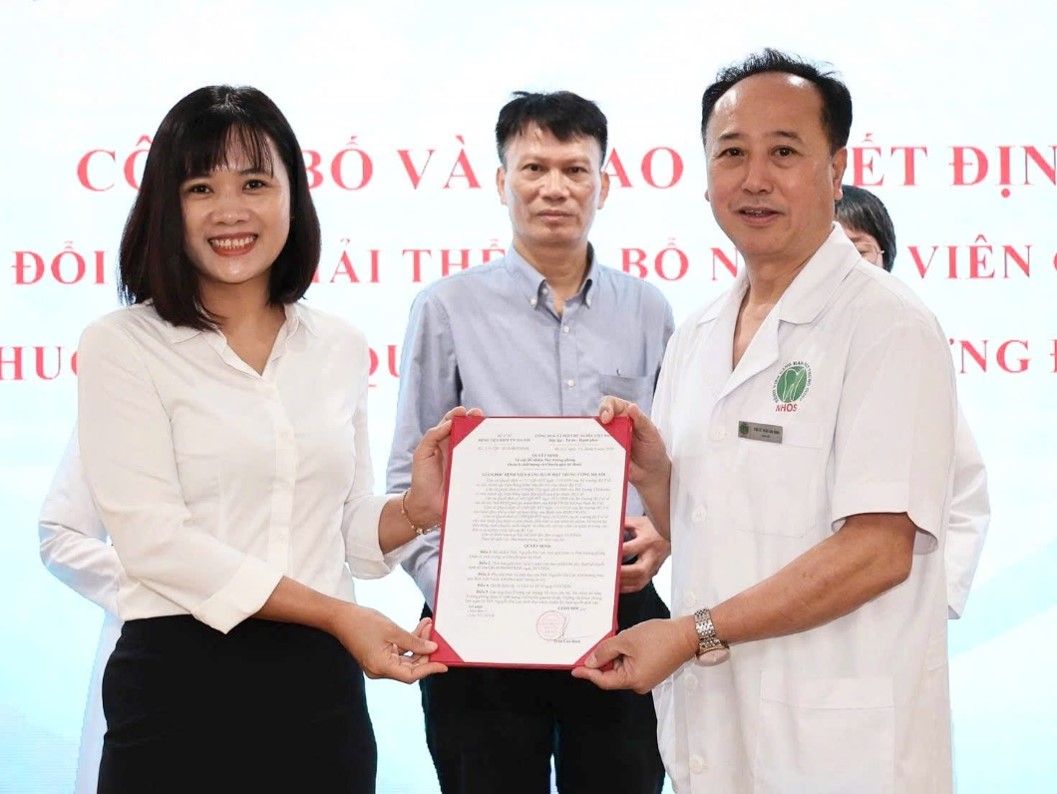 Trao quyết định bổ nhiệm cho - ThS. Nguyễn Thị Lan Anh, Phó trưởng phòng Quản lý chất lượng và Chuyển giao kỹ thuật
